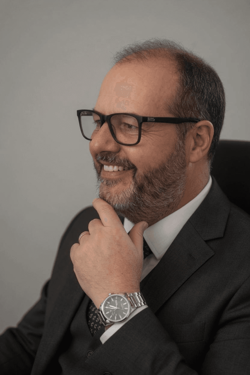 Professional photo shoot for a lawyer: Manni's first case on 99Freelas 1
