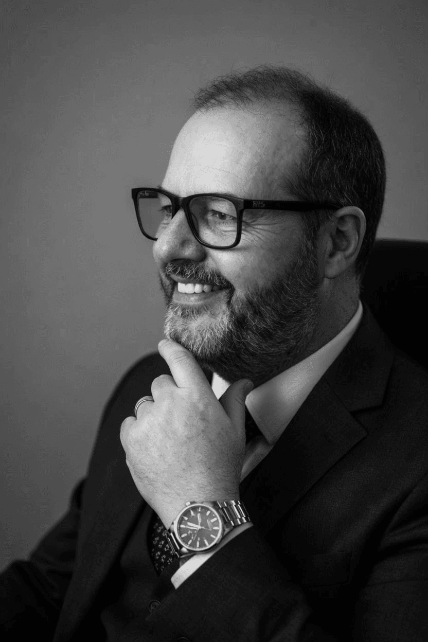 Professional photo shoot for a lawyer: Manni's first case on 99Freelas 2